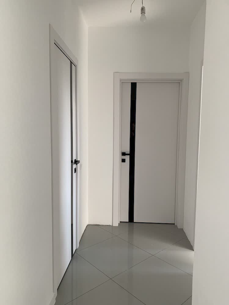Межкомнатная дверь с алюминиевой кромкой в интерьере